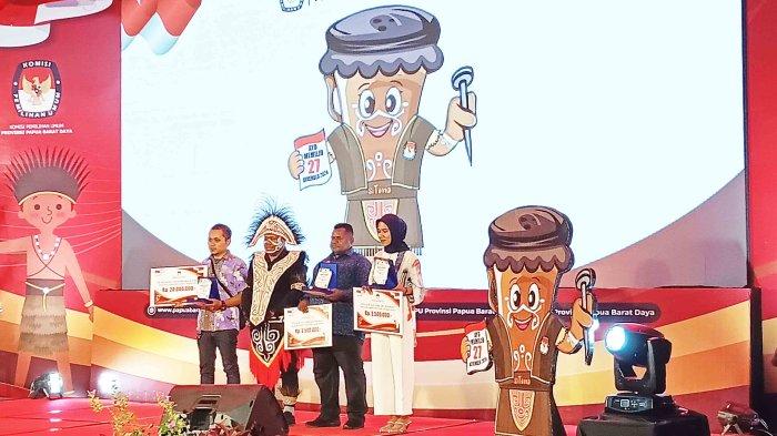 Ketua KPU Papua Barat Andarias Daniel Kambu memberikan hadiah kepada pemenang Maskot Pilkada 2024 di Hotel Aston, Kota Sorong, Papua Barat Daya, Jumat (3/5/2024).