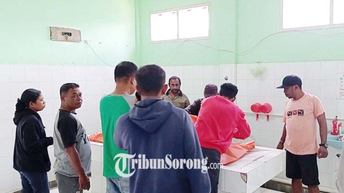 Sejumlah keluarga korban FS (21) berada di ruang jenazah RSUD Sele Be Solu Sorong, Papua Barat Daya, Sabtu (3/5/2024).(tribunsorong.com/safwan ashari)
