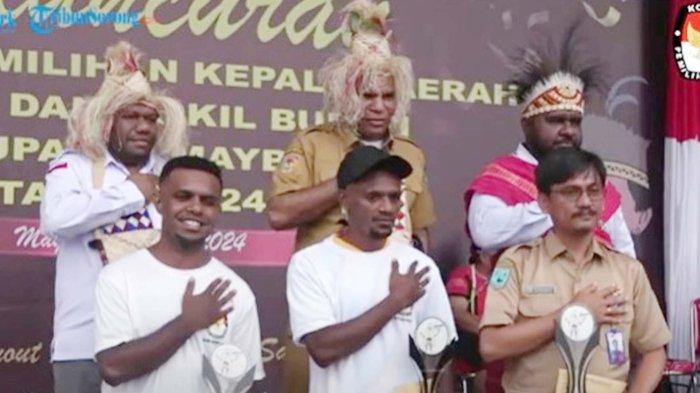 Ketua KPU Provinsi Papua Barat Daya, Asisten II Setda Maybrat dan Ketua KPU Maybrat foto bersama dengan tiga pemenang lomba Maskot Ilkada Maybrat mulai dari juara satu dua dan tiga.