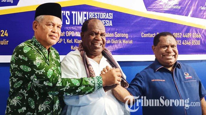 Johny Kamuru dan Ahmad Sutedjo bergandeng tangan dengan Ketua DPD Partai NasDem Kabupaten Sorong Zeth Kadakolo.