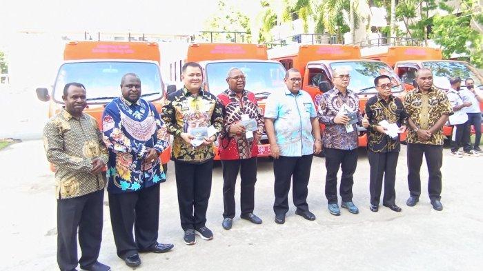 Pj Gubernur Papua Barat Daya foto bersama usai menyerahkan bantuan mobil angkutan umum bagi pedagang Mama Papua yang ada di enam daerah bawaan.