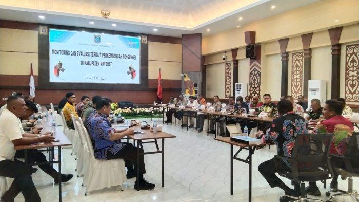 Kementerian Dalam Negeri (Kemendagri) Republik Indonesia menggelar monitoring dan evaluasi (monev) terkait perkembangan pengungsi di Kabupaten Maybrat, Provinsi Papua Barat Daya, Jumat (17/5/2024).