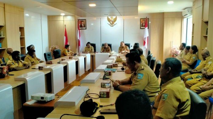 Penjabat (Pj) Wali Kota Sorong Septinus Lobat bertemu 41 lurah se-Kota Sorong, Papua Barat Daya, Selasa (21/5/2024).