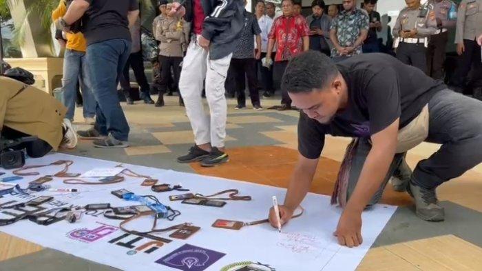 Koordinator Aksi Solidaritas Jurnalis Papua Barat Daya Safwan Ashari menandatagani petisi penolakan RUU Penyiaran, Kota Sorong, Rabu (22/5/2024).