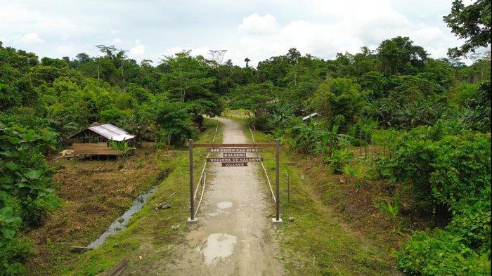 Gerbang masuk Desa wisata Malasigi Village di Distrik Klayili, Kabupaten Sorong, Papua Barat Daya.