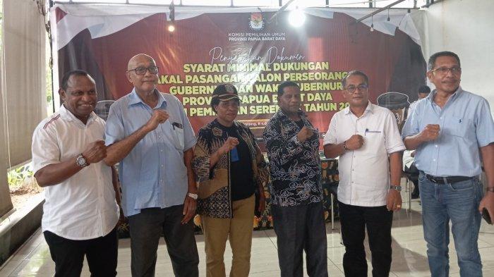 Foto bersama Sekretaris DPD Partai Demokat papua Barat Daya bersama tim di Kantor KPU Papua Barat Daya, Senin (3/6/2024)
