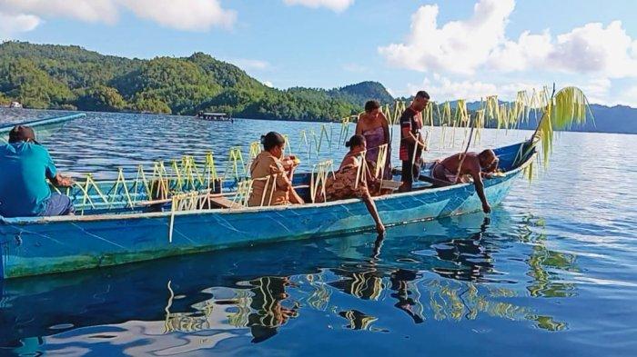 Prosesi upacara adat oleh tetua adat kampung Friwen, Derek Wawiyai dalam rangka peluncuran Mooring System di perairan Konservasi kampung Friwen, Jumat (7/6/2024).
