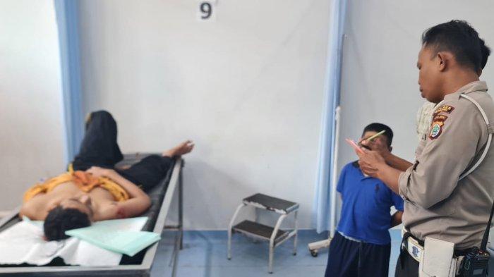 Seorang Pemuda berinisial WDS (33 Tahun) yang mengalami kecelakaan tunggal di jalan Tuturuga SP 1 tengah mendapatkan perawan medis, Kabupaten Sorong, Kamis (7/6/2024).