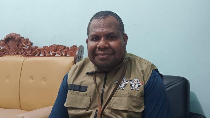 Ketua KPU Kabupaten Sorong Frengki Duwith usai memberikan keterangan, Kabupaten Sorong, Papua Barat Daya, Senin (10/6/2024).