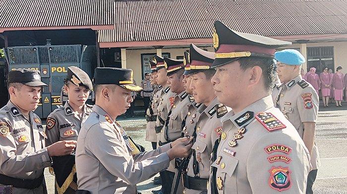 Kapolres Sorong AKBP Yohanes Agustiandaru menyematkan emblem dalam rangkaian serah terima jabatan (sertijab) sejumlah perwira di halaman kantor polres, Aimas, Kabupaten Sorong, Papua Barat Daya, Senin (10/6/2024).