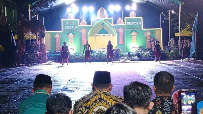 Pertujunjukan tari-tarian etnik dalam pembukaan Musabaqah Tilawatil Qur'an (MTQ) Ke-1 Tingkat Provinsi Papua Barat Daya di MAN Sorong, Kota Sorong, Rabu (12/6/2024) malam.