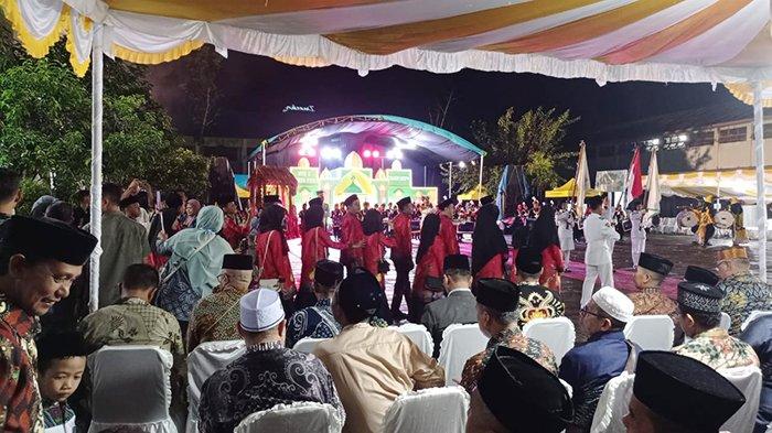 Parade kafilah pada rangkaian pembukaan Musabaqah Tilawatil Quran (MTQ) Ke-I Tingkat Provinsi Papua Barat Daya di MAN Sorong, Kota Sorong, Rabu (12/6/2024) malam.
