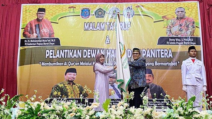 Ketua Harian Lembaga Pengembangan Tilawatil Qur'an (LPTQ) Papua Barat Daya Abubakar Alhamid menyerahkan pataka kepada Asisten III Bidang Administrasi Umum, Setda Provinsi Papua Barat Daya Atika Rafika.