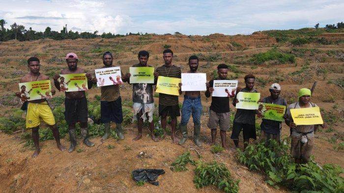 Sejumlah Pemuda Adat Suku Moi Sigin Kabupaten Sorong, Papua Barat Daya, menggelar aksi tolak deforestasi di Hutan Adat di Distrik Moi Sigin, Kamis (13/6/2024).