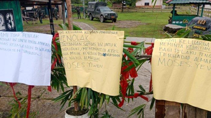Sejumlah warga memalang Pos TNI di Distrik Fef, Kabupaten Tambrauw, Papua Barat Daya menggunakan bambu dan kain merah, Minggu (16/6/2024).