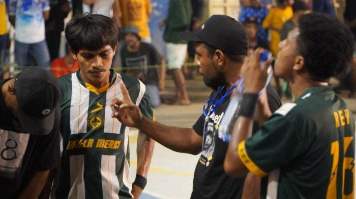 Manager Tim Sembur Paus FC Charles Duan (baju hitam pakai topi) sedang memberikan arahan kepada para pemain Sembur Paus FC.