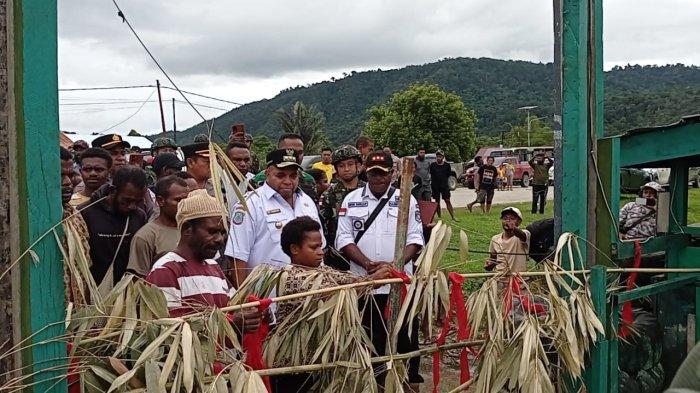 Keluarga korban penganiayaan dan pemilik tanah ulayat membuka palang bambu tui dan kain merah di depan Pos TNI Distrik Fef, Kabupaten Tambrauw, Papua Barat Daya, Rabu (19/6/2024).