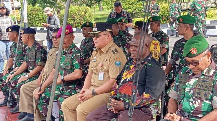Pj Maybrat foto bersama Pangdam XVIII/Kasuari bersama prajurit Satgas Pamtas RI-PNG Kewilayahan Yonif 623/BWU tahun 2024.