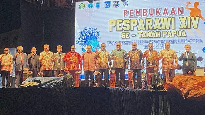 Para pejabat di Papua Barat Daya dan Papua Barat Daya memukul tifa simbolis pembukaan Pesta Paduan Suara Gerejawi (Pesparawi) XIV di Lapangan Kantor Wali Kota Sorong, Sabtu (22/6/2024).

Acara dilaksanakan di Lapangan Kantor Wali Kota Sorong, Sabtu (26/6/2024) malam. 