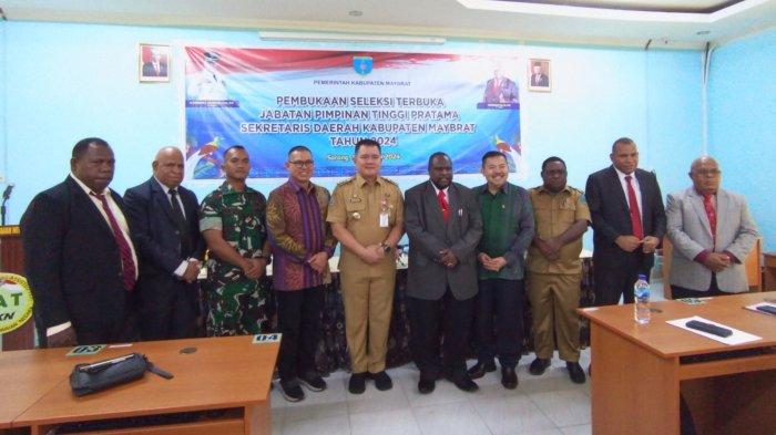 Foto bersama dengan lima orang peserta seleksi Sekda Kabupaten Maybrat di UPT BKN Sorong, Senin (24/6/2024).