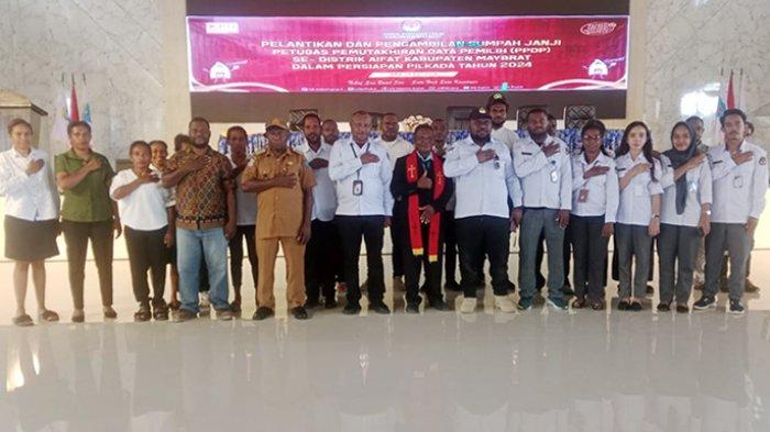 Foto bersama usai pelantikan Pantarlih Pilkada Serentak 2024 di Gedung Samusiret, Kumurkek, Distrik Aifat, Maybrat, Papua Barat Daya, Senin (24/6/2024).