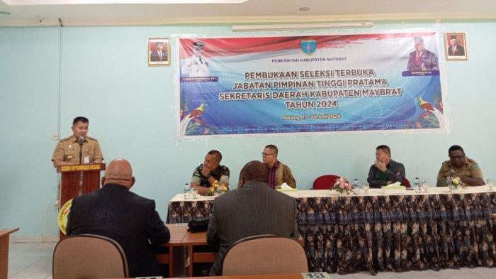 Pj Bupati Bernhard E Rondonuwu menyampaikan sambutan pada kegiatan seleksi terbuka jabatan pimpinan tinggi pratama Sekretaris Daerah Kabupaten Maybrat di UPT BKN Sorong, Senin (24/6/2024).