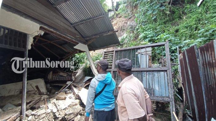 Rumah tertimbun longsor di Sorong, Papua Barat, Senin (24/6/2024).