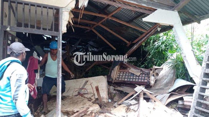 Rumah tertimun longsor di Sorong, Papua Barat Daya, Senin (24/6/2024).
