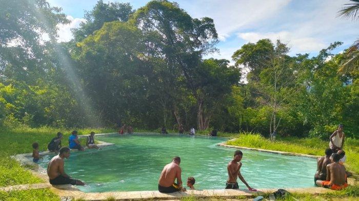Wisata Air Panas Aremi di Kabupaten Tambrauw, Papua Barat Daya.