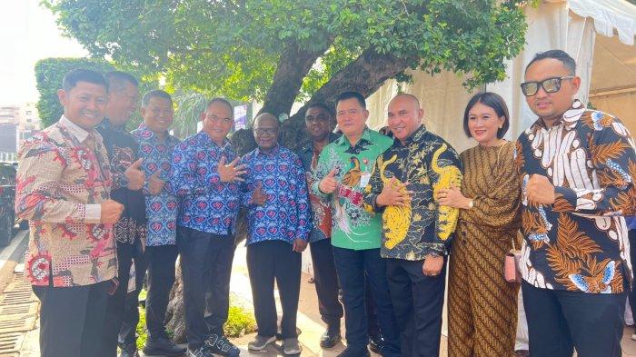 Pemerintah Kabupaten Maybrat beserta Pj Bupati Bernhard Eduard Rondonuwu berfoto bersama dalam Puncak Perayaan HARGANAS ke-31 di Semarang, Jawa Tengah, Sabtu (29/6/2024).