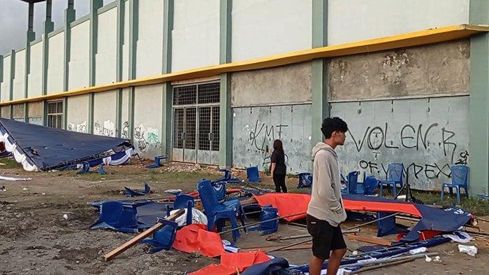 Kondisi tenda dan kursi panitia yang mulai dipersiapkan jelang konser DMP di Stadion Bawela, Kota Sorong, Papua Barat Daya jadi sasaran amukan pedemo, Kamis (7/4/2024).