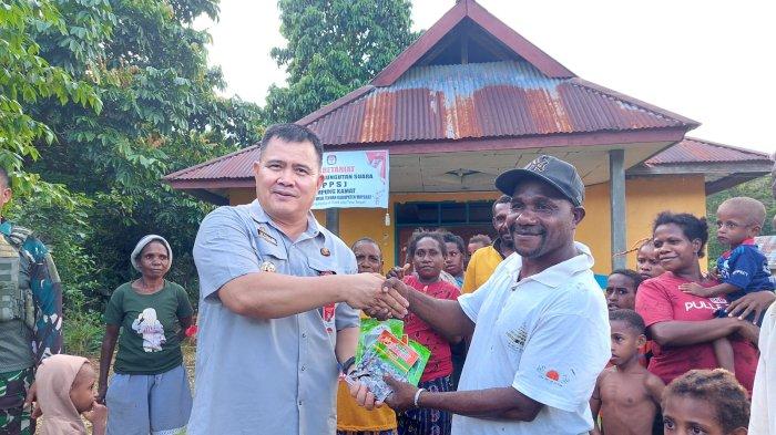 Pj Bupati Maybrat Bernhard E Rondunuwu menyalurkan bantuan bibit sayuran kepada masyarakat Kamat berupa bibit buncis, bayam merah, jagung, kol, dan kacang panjang. 