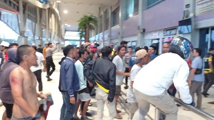 Massa sopir maxim nekat terobos areal Bandara DEO Sorong, Papua Barat Daya, Sabtu (13/7/2024).