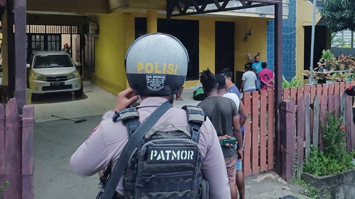 Kediaman Wakapolres Sorong di Kompleks Perumahan Pemda, KM 24, Kabupaten Sorong, Papua Barat Daya yang menjadi tempat kejadian perkara (TKP) meninggalnya ajudan berinisal Bripda RRN secara tidak wajar, Senin (15/7/2024).