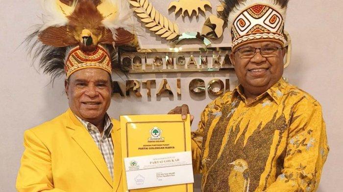 Lamberthus Jitmau (kiri) dan Samsudin Anggiluli (kanan) usai menerima rekomendasi dari DPP Partai Golkar sebagai Pasangan Calon Gubernur dan Calon Wakil Gubernur di Provinsi Papua Barat Daya, Kamis (18/7/2024).