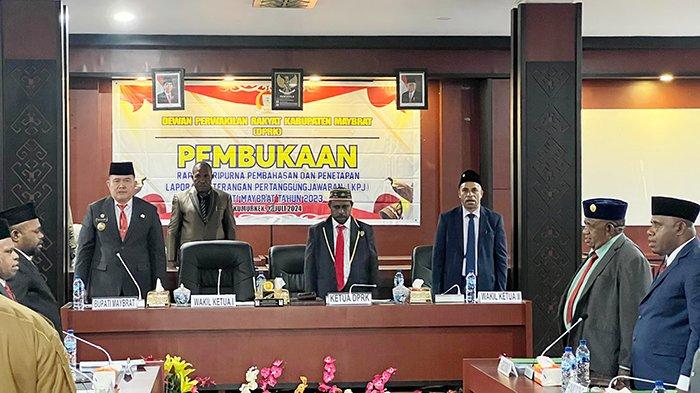 Rapat Paripurna dan Penetapan Laporan Keterangan Pertanggungjawaban (LKPj ) Bupati Maybrat 2023 di gedung DPRK, Kumurkek, Distrik Aifat, Maybrat, Papua Barat Daya, Senin (22/7/2024).