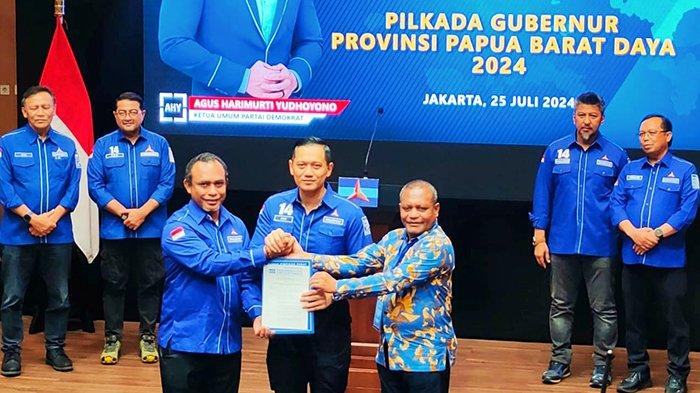 Ketua umum Partai Demokrat Agus Harimurti Yudhoyono (AHY) menyerahkan surat rekomendasi kepada Abdul Faris Umlati (AFU) dan Petrus Kasihiw (PIT) sebagai Bakal Calon Gubernur dan Wakil Gubernur Papua Barat Daya 2024-2029 di kantor DPP, Jakarta, Kamis (25/7/2024).