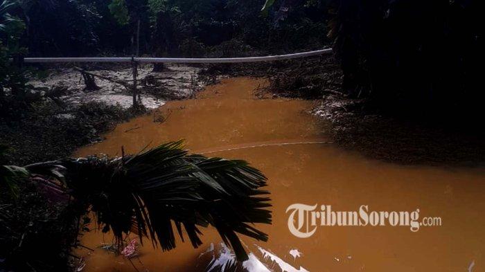 Banjir terjadi di Distrik Fef, Ibu Kota Kabupaten Tambrauw, Provinsi Papua Barat Daya. Musibah ini terjadi akibat hujan deras mengguyur wilayah itu sejak Jumat (9/8/2024) sore hingga malam hari.