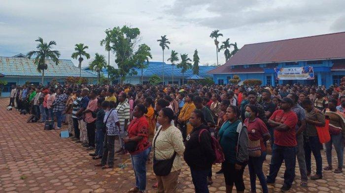 Sebanyak 1.608 pencari kerja (pencaker) peserta tes CPNS 2024 asal Kabupaten Maybrat mendengarkan arahan dari Pj Sekda Ferdinandus Taa di SMK Negeri 1 Aimas, Kabupaten Sorong, Papua Barat Daya, Sabtu (24/8/2024).