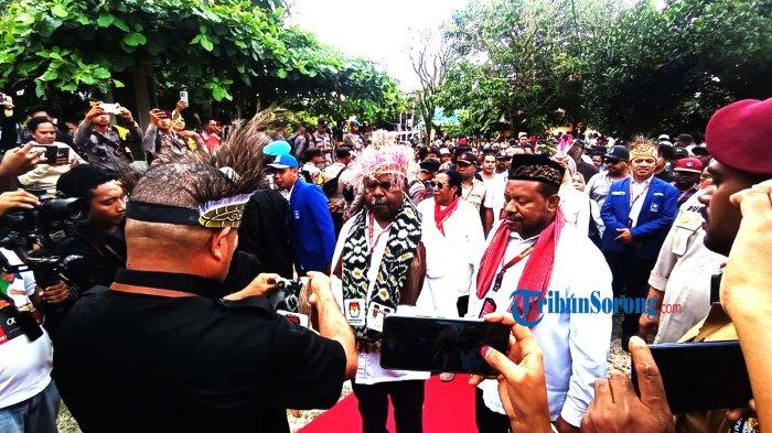 Balon Gubernur Elisa Kambu dan Wakil Gubernur Papua Barat Daya Ahmad Nausrau saat tiba di kantor KPU Papua Barat Daya dan langsung di sambut oleh Sekretaris KPU, Rabu (28/8/2024).