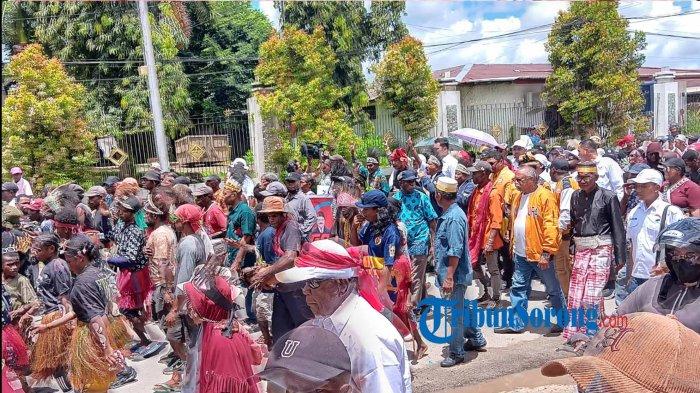 Pendukung Paslon GAUL saat mendaftar ke kantor KPU Papua Barat Daya, Kamis 29 Agustus 2024.