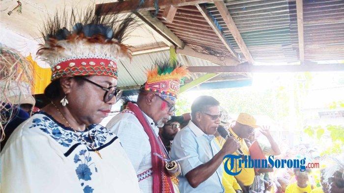 Bakal Calon (Balon) Bupati Sorong Selatan Dance Nauw resmi pinang putri terbaik Imekko Barbalina Aifufu menjadi balon wakil bupati, Kamis (29/8/2024).
