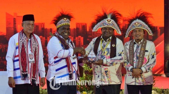 Johny Kamuru-Ahmad Sutedjo resmi mendaftar sebagai bakal calon bupati dan wakil bupati di KPU Kabupaten Sorong, pada Kamis (29/8/2024).