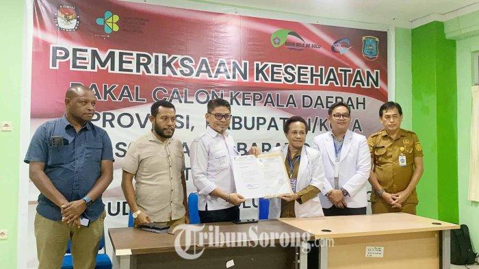 KPU Papua Barat Daya resmi menerima hasil pemeriksaan kesehatan lima pasangan bakal calon gubernur dan wakil gubernur dari RSUD Sele Be Solu, Senin (2/9/2024) sekira pukul 20.59 WIT.