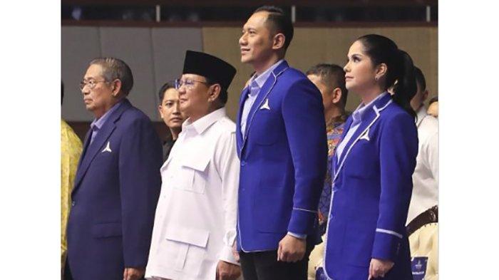 Ketua Umum Partai Demokrat Agus Harimurti Yudhoyono bersama Prabowo Subianto dalam suatu acara.