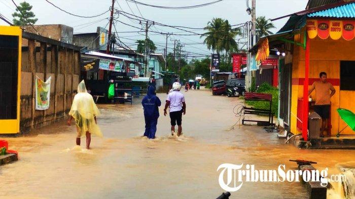 Banjir di Perumahan Belakang UT Kilometer 13 Kelurahan Klamana Kota Sorong, Selasa (1/10/2024).