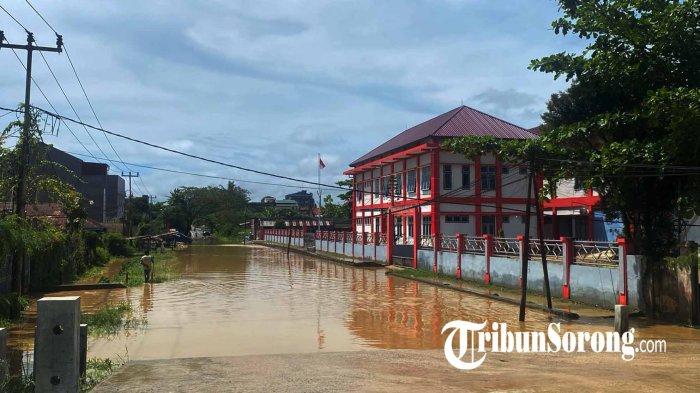 Banjir di ruas Jalan Sapta Taruna, Kota Sorong tepatnya depan kantor Lembaga Pemasyarakatan (Lapas) Kelas IIB Sorong Papua Barat Daya, Selasa (10/1/2024).
