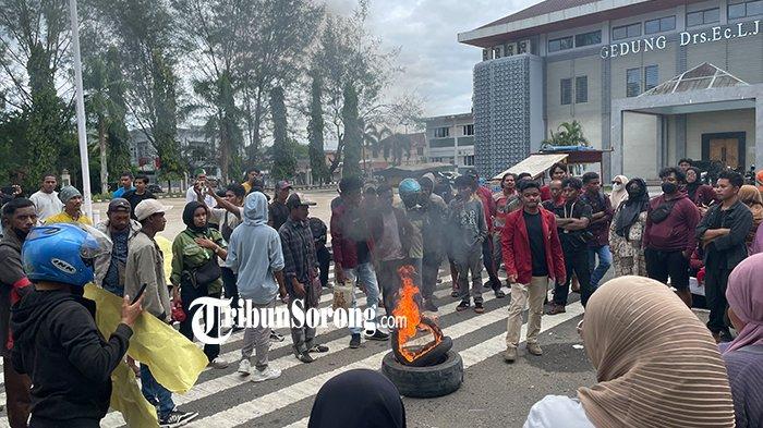 Massa aksi dari Pedagang Kaki Lima bersama mahasiswa mulai bakar ban bekas di depan kantor Wali Kota Sorong, Papua Barat daya, Selasa (22/10/2024).