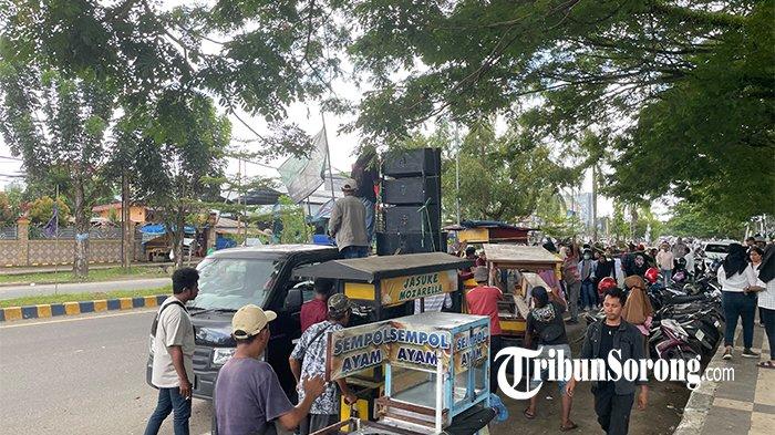 Mahasiswa bersama Pedagang Kaki Lima (PKL) menggelar aksi demo damai di Kota Sorong, Papua Barat Daya, Selasa (22/10/2024).