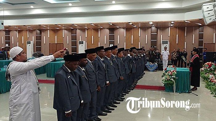 Sebanyak 20 anggota Dewan Perwakilan Rakyat Kabupaten (DPRK) Sorong Selatan, Papua Barat Daya, periode 2024-2029 resmi dilantik, pada Selasa (22/10/2024).(tribunsorong.com/safwan ashari)
